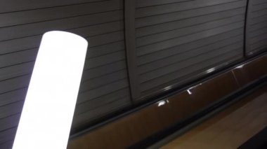 Metrodaki yürüyen merdivenden kalkın. Birinci kişi görünümü