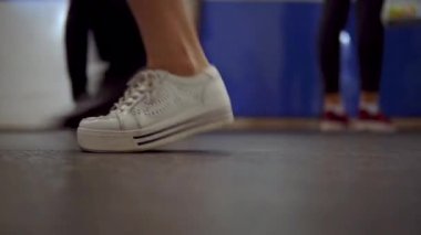 Yoldan geçen insanların bacakları. Alt görünüm