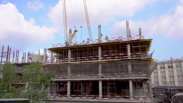 Das Gebäude befindet sich im Bau. Rohbau in der Innenstadt — Stockvideo