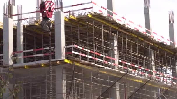 The building is under construction. The building is under construction. Unfinished building in the city center. Close-up — Stock Video