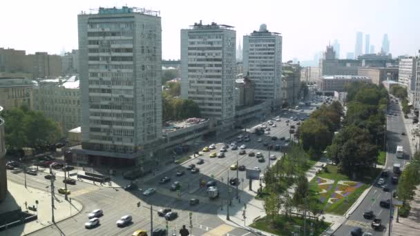 Samochody jadą moskiewską drogą. Widok z góry. Wokół budynku i Alleria — Wideo stockowe