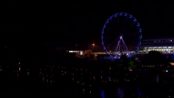 Leuchtendes Riesenrad in der Nacht. der Blick aus der Ferne — Stockvideo