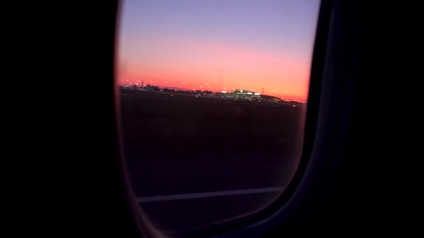 Самолет взлетает на закате. Вид из окна самолета — стоковое видео