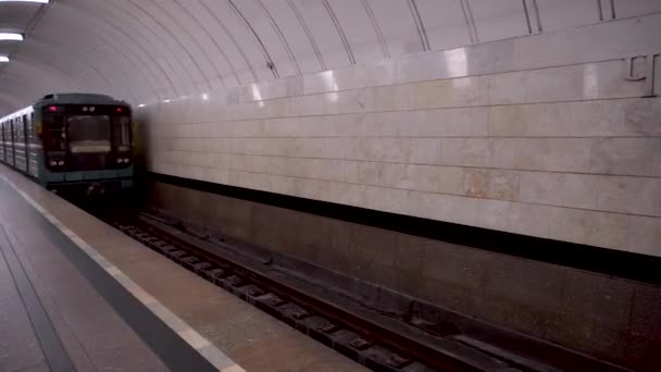 The subway train leaves quickly — Stock Video