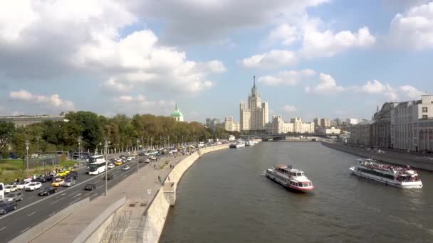 Den gamla stalinistiska skyskrapan står i fjärran. Utsikt över motorvägen och Moskvafloden — Stockvideo
