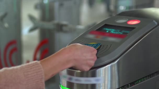 A menina aplica um cartão para o terminal para passagem no metrô. — Vídeo de Stock