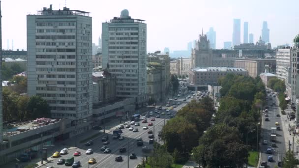 Auto 's rijden op de Moskouse weg tijdspanne. Uitzicht van bovenaf — Stockvideo