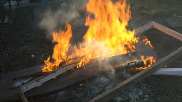 Un montón de cosas se queman en el fuego — Vídeo de stock