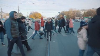 Samara, Rusya - 13 Ekim 2018: Kafasında paket olan kız kalabalığın arasında.