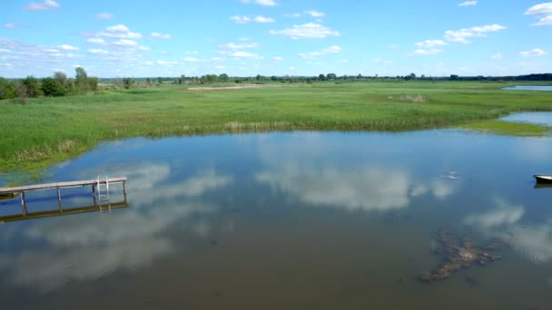 El bote de remos en el lago. Vista desde la cima hasta el lago y los campos — Vídeos de Stock