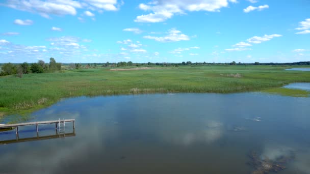 Lago e campos vista do topo — Vídeo de Stock