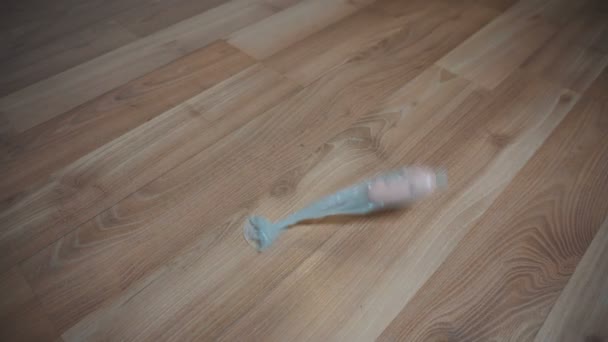 Gebruikt condoom met een baby s wordt op de vloer gegooid — Stockvideo