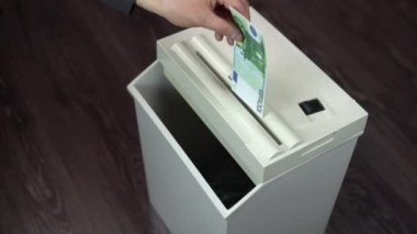 Shredder 100 Euro 'yu yok etti. Bir Adam Kâğıt Parçalayıcısına Para Attı