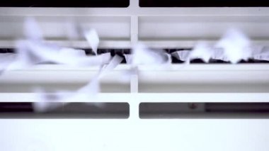 Kesik kağıt kameraya düşer. Kağıt öğütücü kağıdı yakın plan yok eder. Kağıt öğütücü kağıdı şeritlere ayırır. Taşıyıcının iç görünümü