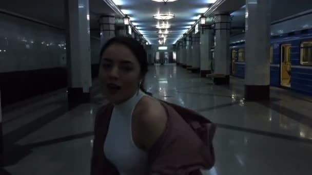 지하철에서 춤추는 여자 애. 90 년 대스타일의 옷을 입은 여자 — 비디오