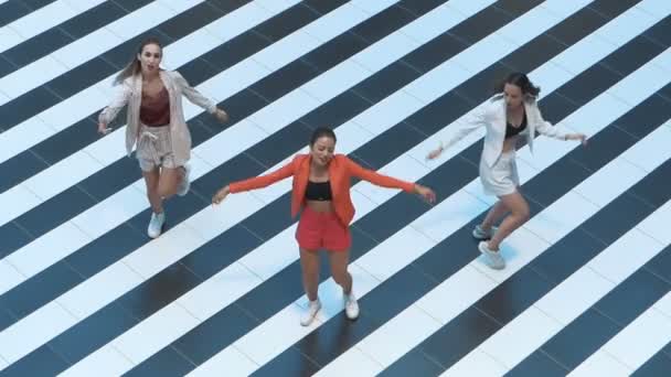 Glamor dívky tančí na pruhovaném pozadí horní pohled. Dívka oblečená ve stylovém oblečení — Stock video