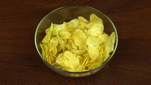 Le mani della gente prendono patatine da un piatto grande. La compagnia di amici mangia patatine fritte. Mani in alto — Foto Stock