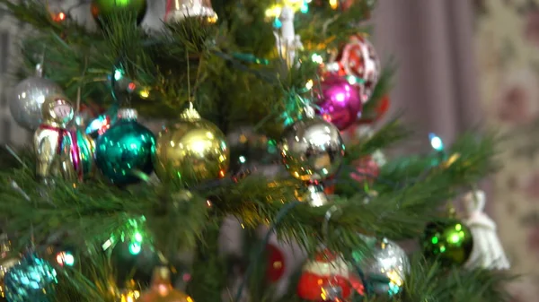 Díszített karácsonyfa közelkép. Karácsonykor. Karácsonyfa díszített karácsonyi játékok és fények. — Stock Fotó