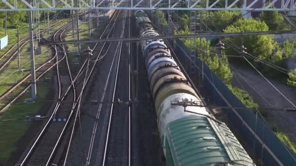 El tren de carga transporta carga. Vista del tren desde arriba. Transporte ferroviario para el comercio interurbano . — Vídeos de Stock