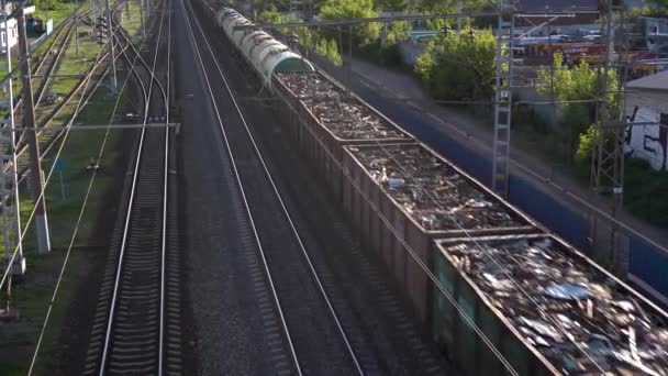 화물은 화물을 운반 한다. 위에서 본 열차의 모습. 도시간 무역을 위한 철도 수송. — 비디오
