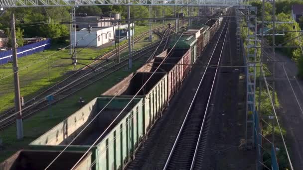 貨物列車は貨物を運ぶ。上からの列車の眺め。都市間貿易のための鉄道輸送. — ストック動画