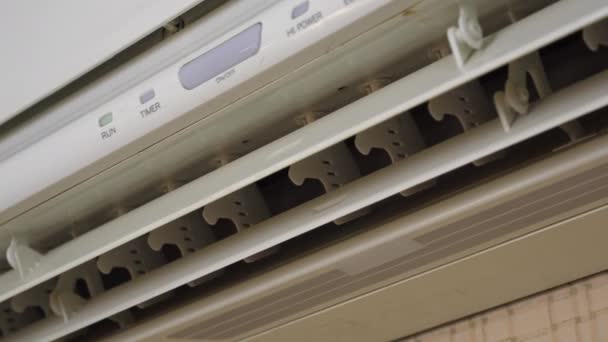 Ar condicionado na casa para ajustar a temperatura na sala. O ar condicionado funciona. Close-up. — Vídeo de Stock