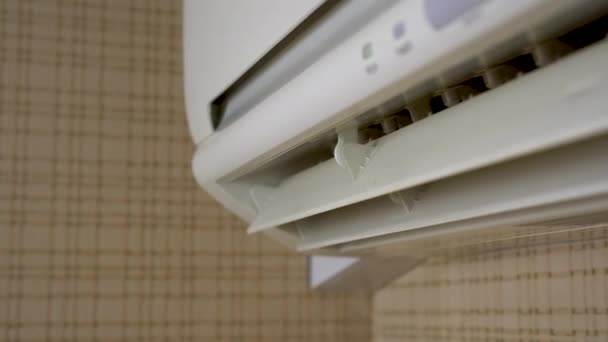 집안에 냉방 장치를 설치하여 방의 온도를 조절 한다. 에어컨 이 작동 합니다. 클로즈업. — 비디오
