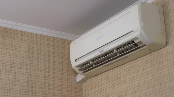 部屋の温度を調整するために家の中でエアコン。エアコンが自動的にオフになります. — ストック動画