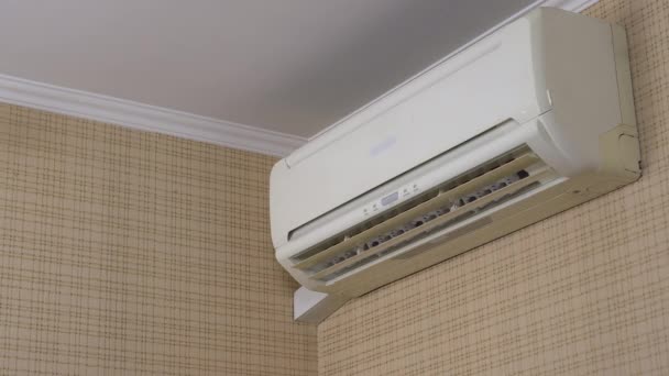 Aire acondicionado en la casa para ajustar la temperatura en la habitación. El aire acondicionado se enciende automáticamente. — Vídeo de stock