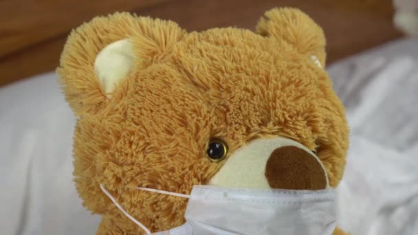 Ein Teddybär wird mit einem Infrarot-Thermometer gemessen. Der Arzt macht mit einer Thermometer-Pistole eine Temperaturmessung. Das grüne Licht leuchtet, um normale Temperatur anzuzeigen. — Stockvideo