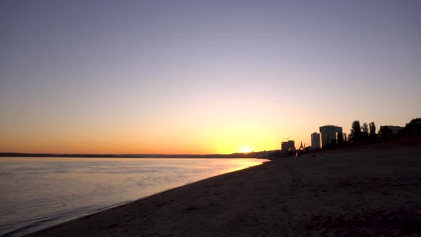 Amanecer detrás de los edificios. Amanecer cerca del río. Cronograma . — Vídeos de Stock