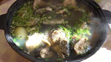 Balık çorbası kazıkta yakın planda pişirilir.