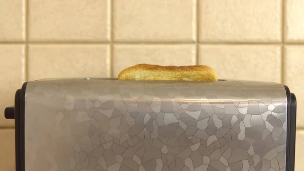 Готовые тосты жареные в тостере — стоковое фото