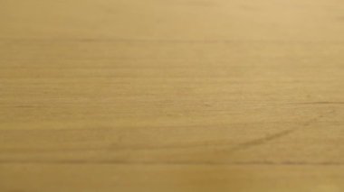 Ahşap bir yüzeye düşen bir parça kırmızı biber. Macro shot kırmızı biber. Yavaş çekim.