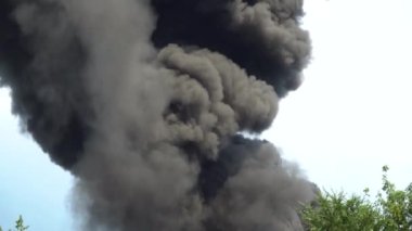 Kara duman gökyüzüne yükseliyor. Fabrika binasında büyük bir kimyasal yangın. Yoğun siyah duman gökyüzünü kaplıyor..