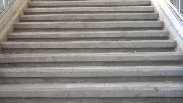 Subiendo las escaleras desde la primera persona. La cámara sube por las escaleras de hormigón . —  Fotos de Stock