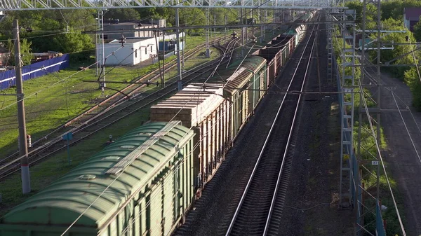 Güterzug transportiert Fracht. Blick auf den Zug von oben. Schienenverkehr für den Fernverkehr. — Stockfoto