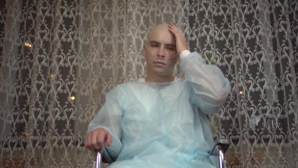 Paciente com câncer em cadeira de rodas — Vídeo de Stock