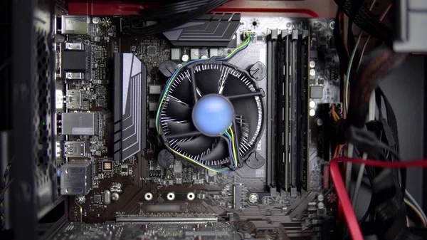 Ana karttaki işlemci çalışıyor. Bilgisayardaki işlemci soğutma sistemi. Bilgisayarın içeriden görüntüsü.