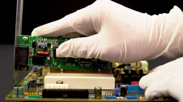 Ana karta bir ağ kartı yüklüyorum. Kabloyla ağ veri iletim sistemi. Bir sürü farklı fiş. Bilgisayarın ayrıştırılmış görüntüsü