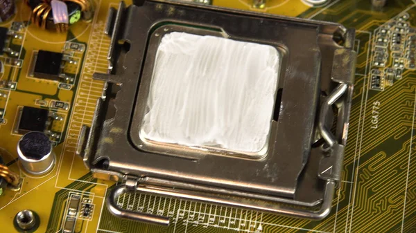 마더 보드 윗쪽이야. 마더 보드 PC 베이스 파트. 다른 칩들도 많이 있습니다. 분해 된 컴퓨터의 모습. — 스톡 사진