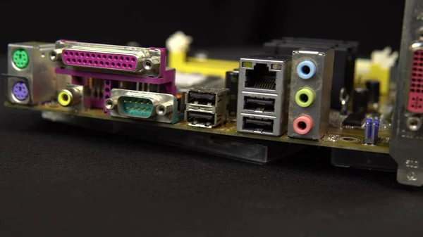 Ana kartın girdilerinin yan görüntüsü. Anakart PC temel parçası. Bir sürü farklı fiş. Bilgisayarın sökülmüş görüntüsü.