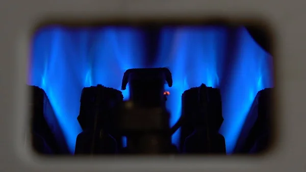 Calentador de agua a gas encendido por mecha. Fuego azul de cerca — Foto de Stock