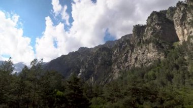 Kayalık yüksek dağların manzarası. Sağdan sola Panorama.