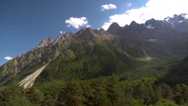 Άποψη των βραχωδών βουνών. Πανόραμα από δεξιά προς τα αριστερά. — Αρχείο Βίντεο