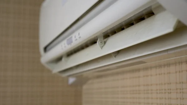 Air conditioning in the house to adjust the temperature in the room. Air conditioning works. Close-up. — Stock Photo, Image