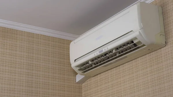 Air conditioning in the house to adjust the temperature in the room. — Stock Photo, Image