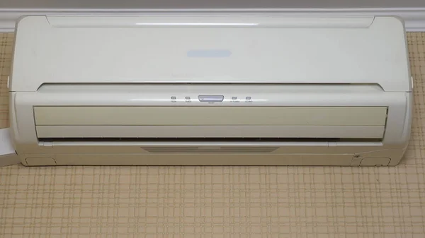 Airconditioning in het huis om de temperatuur in de kamer aan te passen. — Stockfoto