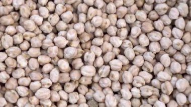 Markette çok fazla nohut var. Kamera hareket ediyor..
