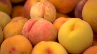 Piyasada bir sürü şeftali var. Kamera hareket ediyor. Yavaş çekim.